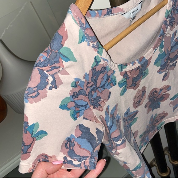 Aritzia short sleeve floral crop top, women’s size XS - Picture 6 of 7